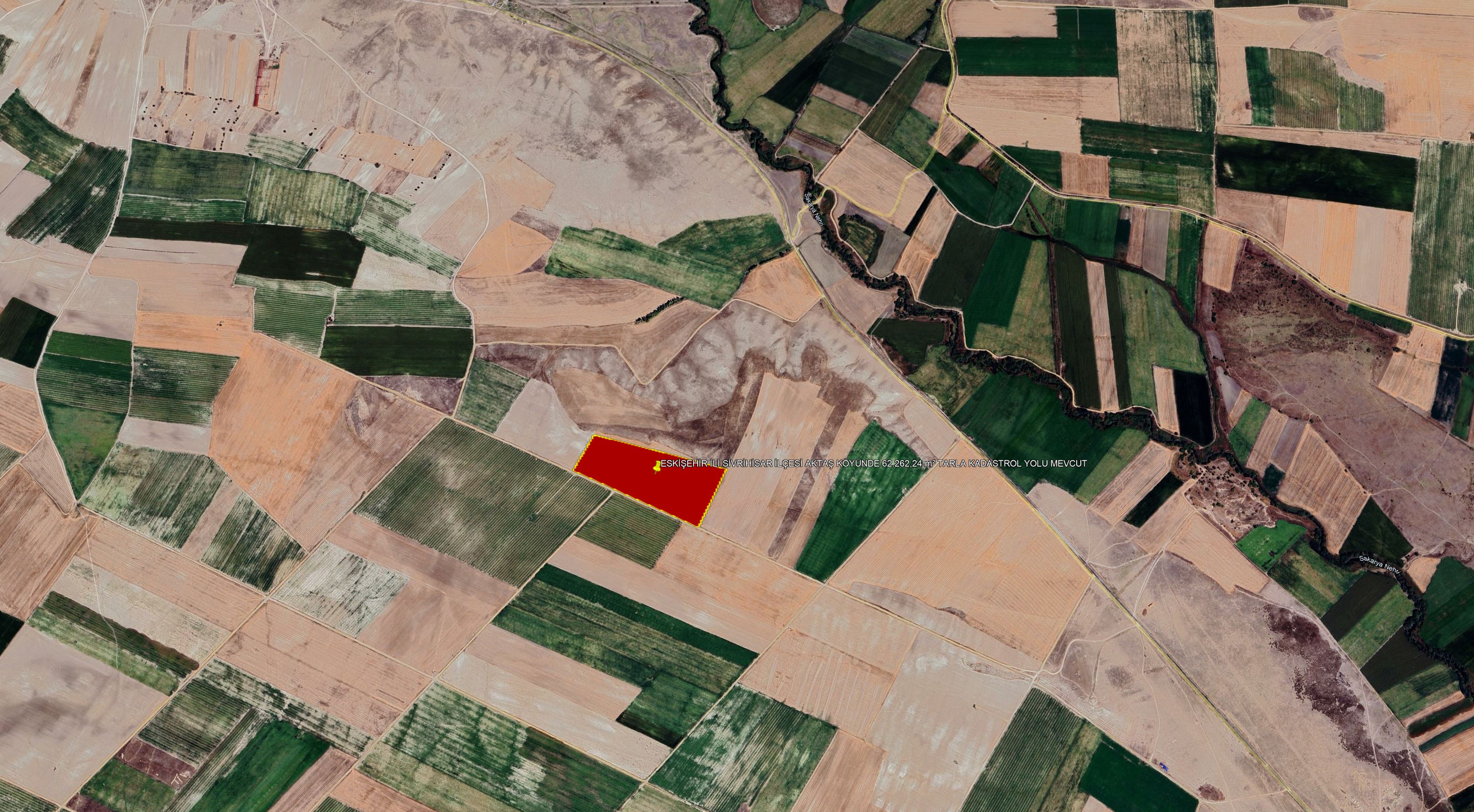 ESKİŞEHİR İLİ SİVRİHİSAR İLÇESİ AKTAŞ KÖYÜNDE 62.262,24 m² TARLA KADASTROL YOLU MEVCUT