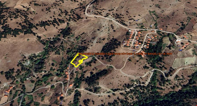 BALIKESİR İLİ SINDIRGI İLÇESİ AKAŞ KÖYÜNDE 3.113,46  m² BAHÇELİ EV VE AHIR