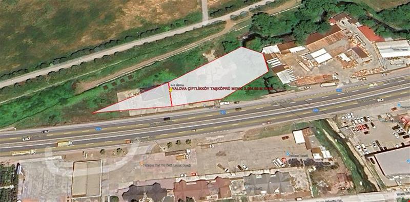 YALOVA İLİ ÇİFTLİKKÖY İLÇESİ TAŞKÖPRÜ'DE  2884 m² İÇERİSİNDE YAPI BULUNAN TARLA KADASTROL YOLA 200 METRE CEPHE