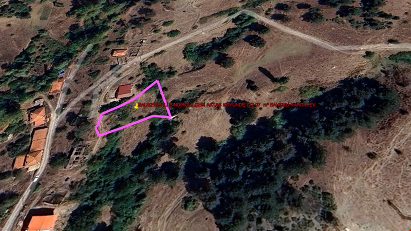 BALIKESİR İLİ SINDIRGI İLÇESİ AKTAŞ KÖYÜNDE 772,07  m² BAHÇELİ KARGİR EV
