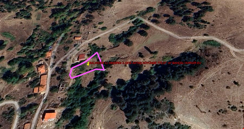BALIKESİR İLİ SINDIRGI İLÇESİ AKTAŞ KÖYÜNDE 772,07  m² BAHÇELİ KARGİR EV