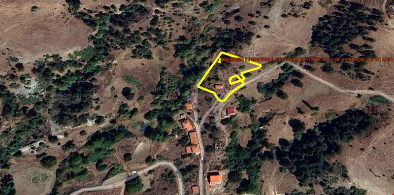 BALIKESİR İLİ SINDIRGI İLÇESİ AKAŞ KÖYÜNDE 3.113,46  m² BAHÇELİ EV VE AHIR