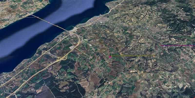 LAPSEKİ KOCAVELİ KÖYÜNDE FULL BOĞAZ VE KÖPRÜ MANZARALI 6.952 M KARE TARLA