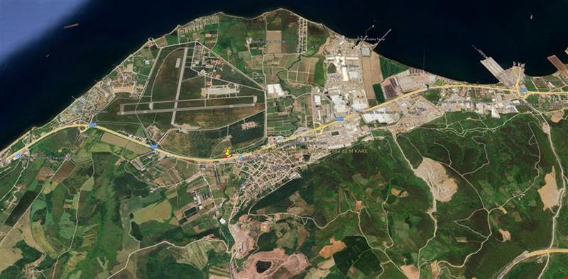 YALOVA İLİ ÇİFTLİKKÖY İLÇESİ TAŞKÖPRÜ'DE  2884 m² İÇERİSİNDE YAPI BULUNAN TARLA KADASTROL YOLA 200 METRE CEPHE